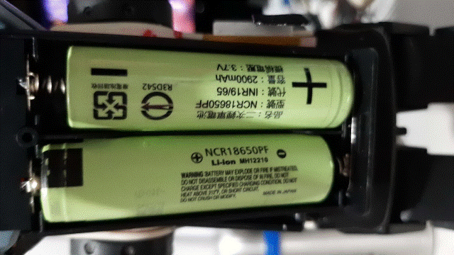 Robi2023.02.02_07_改造測試零件：[帶開關的電池盒]=安裝上去18650電池Li-ion_MH12210兩顆=NCR18650PF_INR19／65_2900mAh_3.7V準備進行  航力測試.gif
